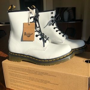 Dr. Martens 1460 WOMEN'S SMOOTH LEATHER BOOTS